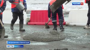 Циклоны растопили не только снег: ремонт идёт на трассе.
