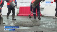 Циклоны растопили не только снег: ремонт идёт на трассе.