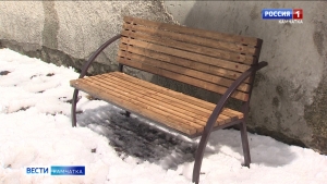 Во дворе одного из домов Петропавловска установили скамейку по просьбе ветерана войны