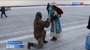Два росгвардейца сделали предложение своим возлюбленным, вернувшись из зоны СВО