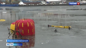 Водолазы в Авачинской бухте готовятся поднять затонувшую шхуну