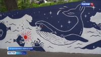Уральские художники украсили подпорную стенку в районе краевой больницы