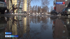 "Маленькая Венеция" в одном из дворов Елизова