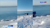 С помощью водолазов и техники удалось достать КамАз, который утонул в море