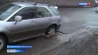 ГТРК «Камчатка» «Тротуарная болезнь» отступает: дорожные службы взялись за ямочный ремонт