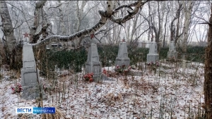 Школьники поселка Коряки восстанавливают памятники на могилах летчиков