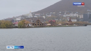 На берегу Култучного озера в настоящее время ведется демонтаж "Этнодеревни"