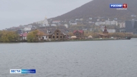 На берегу Култучного озера в настоящее время ведется демонтаж "Этнодеревни"