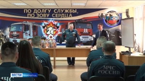 Дети сотрудников пожарной части получили сладкие наборы