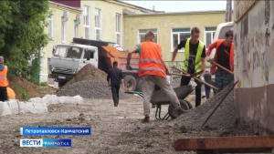 В микрорайоне СРВ начались работы по замене асфальта в межквартальных проездах