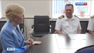 Ирина Яровая вручила новый диплом судоводителя одному из капитанов