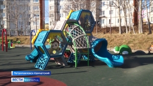 Детский городок открыли на Сахалинской