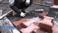Строители приступили к укладке тротуарной плитки в парке Лазо в городе Елизово