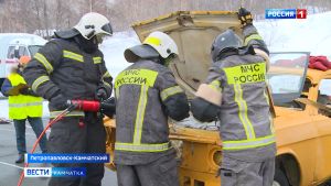 На Камчатке спасатели МЧС провели соревнования по ликвидации последствий дорожно‑транспортных происшествий.