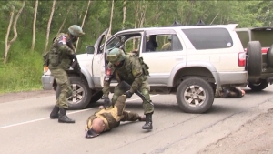 Военная полиция задержала условных террористов на въезде в город Вилючинск