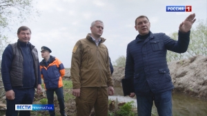 В селе Соболево на Камчатке продолжают строительство временной дамбы