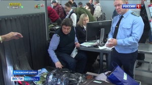В аэропорту региона мужчина пытался сорвать процедуру досмотра икры