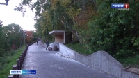 Рабочие начали снимать плитку и штукатурить подпорные стены на Никольской сопке