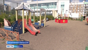 Началась реконструкция детской площадки на улице Савченко в краевой столице