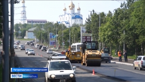 Константин Брызгин проверил качество дорожных работ по улице Владивостокской
