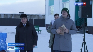 Владимир Солодов вручил ключи новоселам Соболевского района