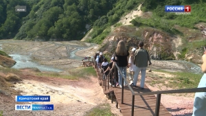 Первая в этом году группа детей камчатских участников СВО посетила Долину гейзеров
