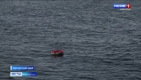 В память о моряках-тихоокеанцах на воду спустили венки