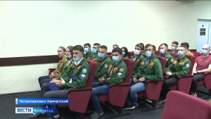 Лидеров трудовых студенческих отрядов отметили памятными подарками