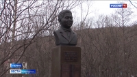 В Палане возложили цветы к памятнику первому корякскому писателю Кецаю Кеккетыну