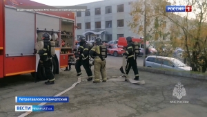 Камчатские пожарные потушили условное возгорание в здании ДК "Сероглазка"