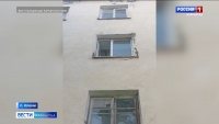 В Ключах из окна многоэтажки выпала полуторагодовалая девочка