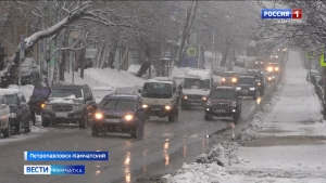 В краевой столице продолжают устранять последствия циклона
