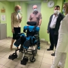 Пострадавшему в ДТП камчатцу доставили кресло-коляску