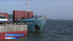 В порту разгружают уголь для военных