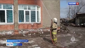 В Ключах пожарные проводят очистку зданий от пепловых осадков