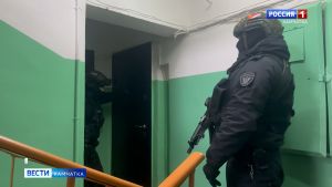 Около 11 тонн рыбы и не менее 400 килограмм икры изъяли из незаконного цеха