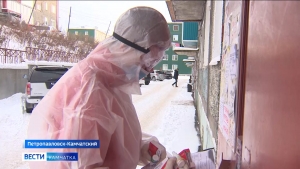 Волонтеры привозят лекарства больным коронавирусом на дом