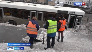В краевой столице продолжают очищать город от наледи