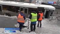 В краевой столице продолжают очищать город от наледи