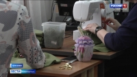 Елизовские школьники и их родители отшивают вещи для участников СВО